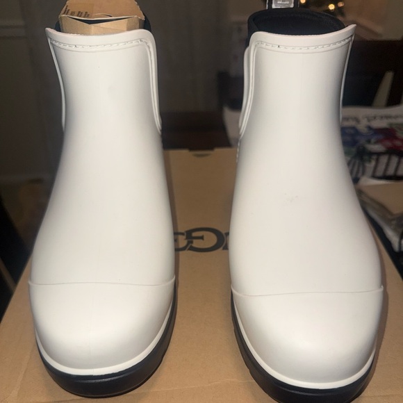 UGG women Droplet boots size 9 new box damage and light spots at the boots.. - Picture 5 of 15
